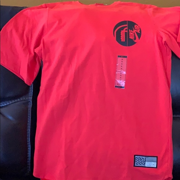 Nike Air Basketball Tee🏀 🏃 - Picture 2 of 5